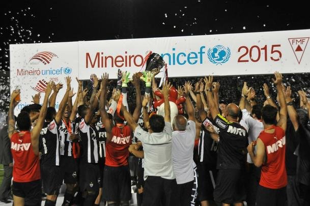 Capito Leonardo Silva ergueu a taa em Varginha e depois time comemorou com a torcida