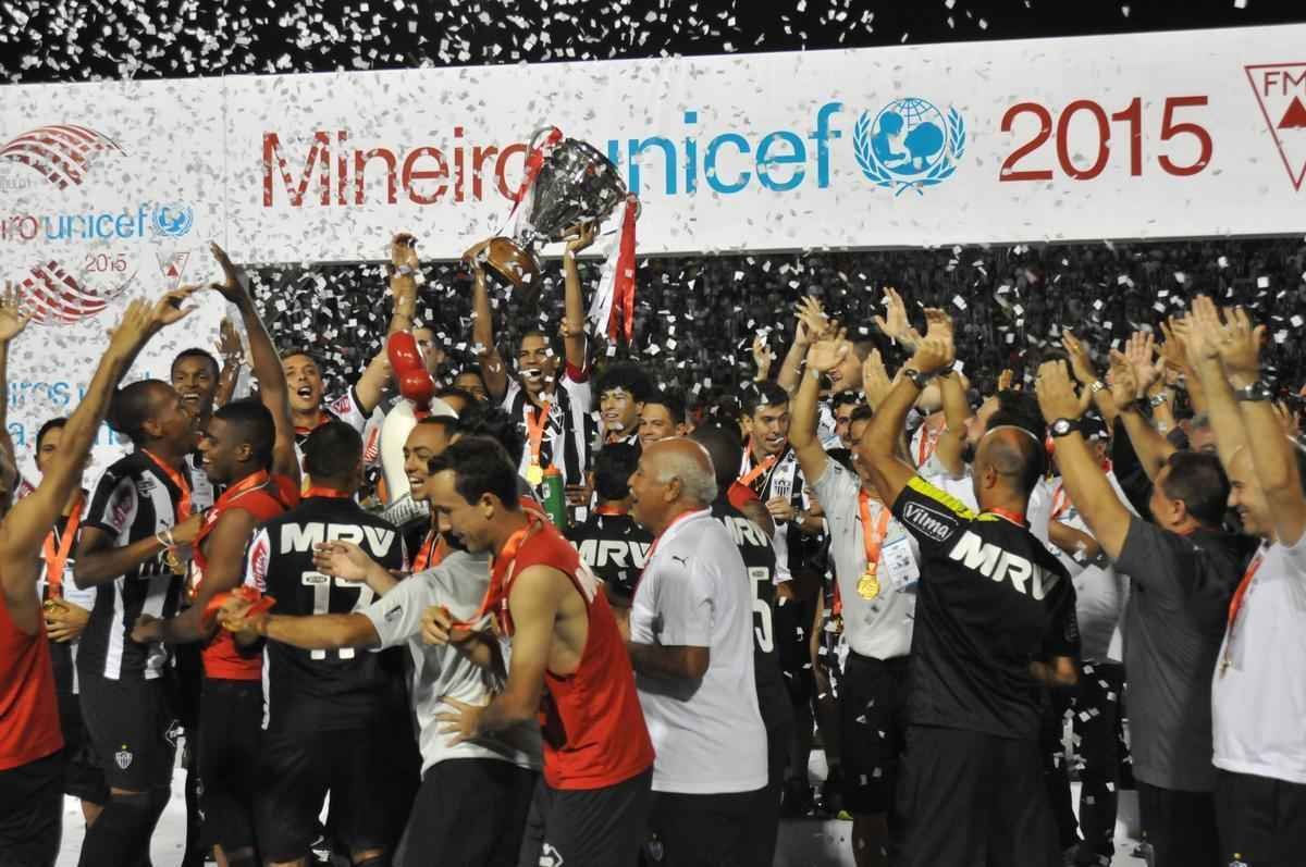 Capito Leonardo Silva ergueu a taa em Varginha e depois time comemorou com a torcida