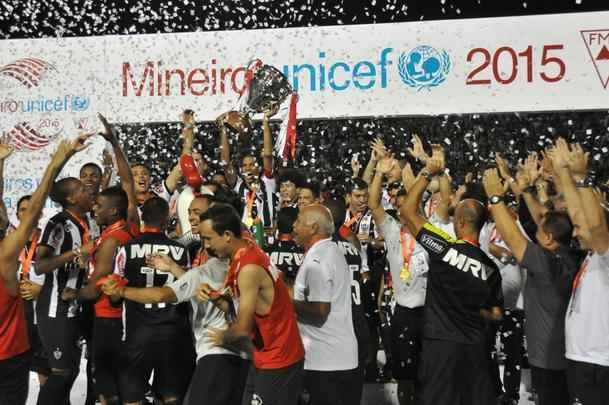 Capito Leonardo Silva ergueu a taa em Varginha e depois time comemorou com a torcida