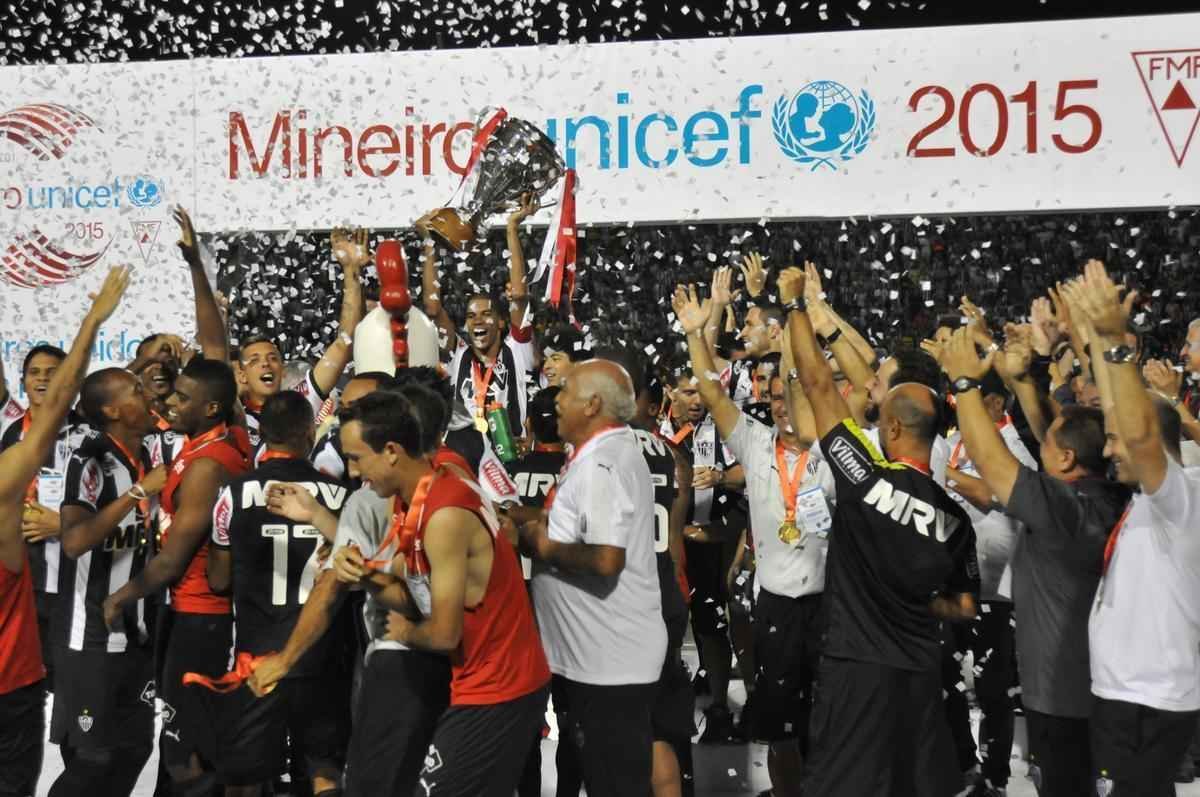 Capito Leonardo Silva ergueu a taa em Varginha e depois time comemorou com a torcida