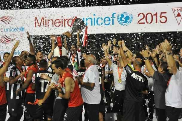 Capito Leonardo Silva ergueu a taa em Varginha e depois time comemorou com a torcida