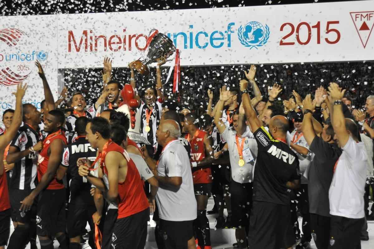 Capito Leonardo Silva ergueu a taa em Varginha e depois time comemorou com a torcida