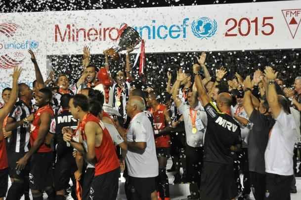 Capito Leonardo Silva ergueu a taa em Varginha e depois time comemorou com a torcida