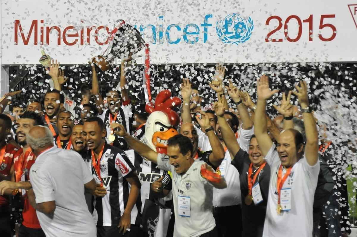 Capito Leonardo Silva ergueu a taa em Varginha e depois time comemorou com a torcida