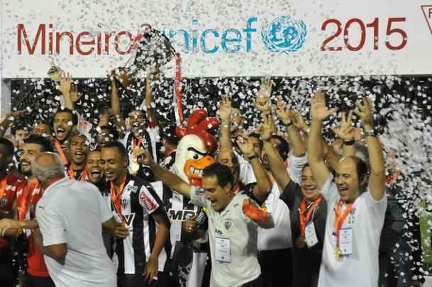 Capito Leonardo Silva ergueu a taa em Varginha e depois time comemorou com a torcida