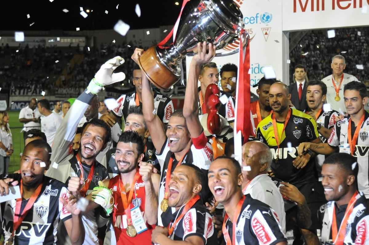 Capito Leonardo Silva ergueu a taa em Varginha e depois time comemorou com a torcida