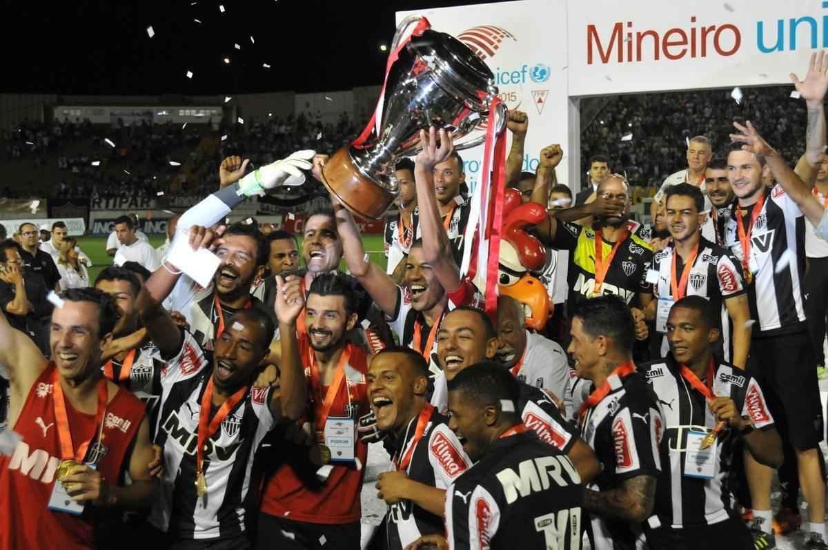 Capito Leonardo Silva ergueu a taa em Varginha e depois time comemorou com a torcida