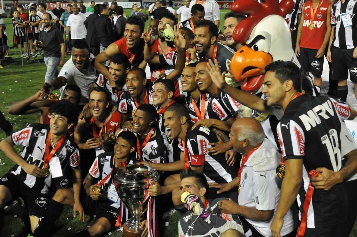 Capito Leonardo Silva ergueu a taa em Varginha e depois time comemorou com a torcida