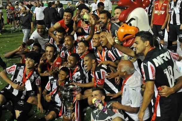 Capito Leonardo Silva ergueu a taa em Varginha e depois time comemorou com a torcida