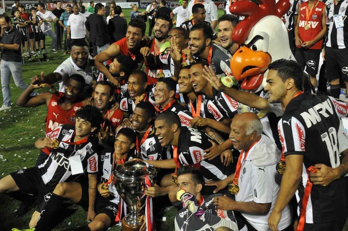 Capito Leonardo Silva ergueu a taa em Varginha e depois time comemorou com a torcida