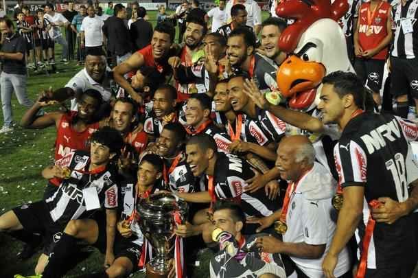 Capito Leonardo Silva ergueu a taa em Varginha e depois time comemorou com a torcida