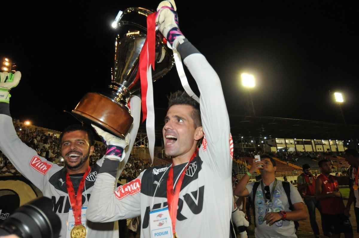 Capito Leonardo Silva ergueu a taa em Varginha e depois time comemorou com a torcida