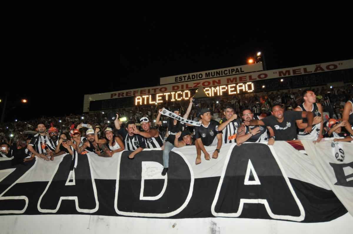 Capito Leonardo Silva ergueu a taa em Varginha e depois time comemorou com a torcida