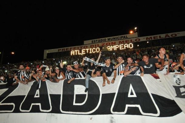 Capito Leonardo Silva ergueu a taa em Varginha e depois time comemorou com a torcida