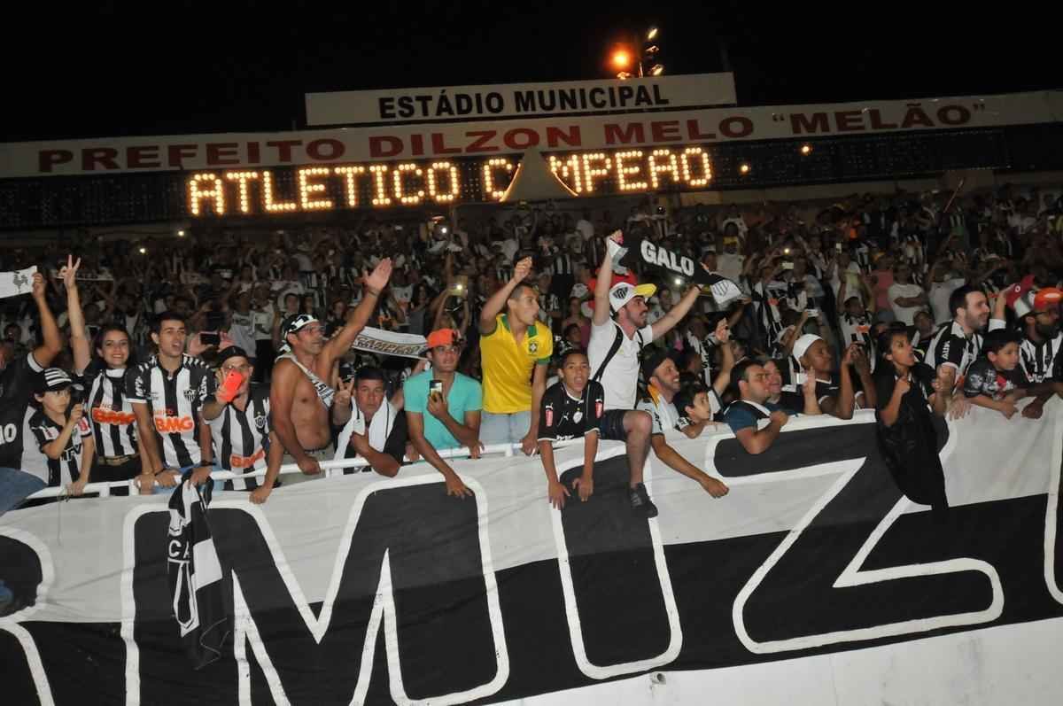 Capito Leonardo Silva ergueu a taa em Varginha e depois time comemorou com a torcida