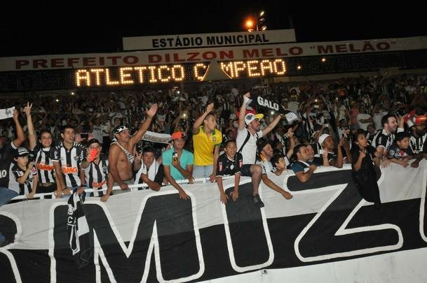 Capito Leonardo Silva ergueu a taa em Varginha e depois time comemorou com a torcida