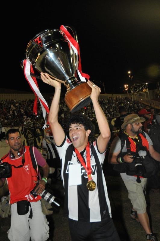 Capito Leonardo Silva ergueu a taa em Varginha e depois time comemorou com a torcida