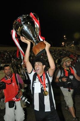 Capito Leonardo Silva ergueu a taa em Varginha e depois time comemorou com a torcida