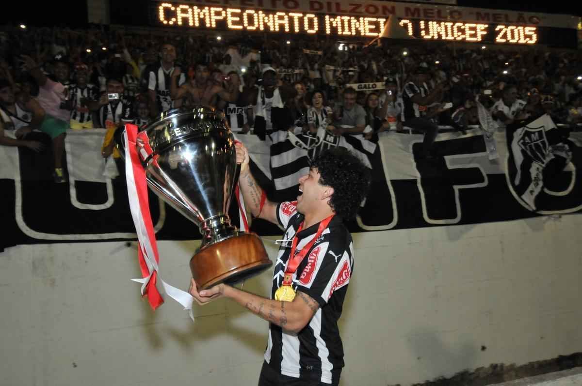 Capito Leonardo Silva ergueu a taa em Varginha e depois time comemorou com a torcida