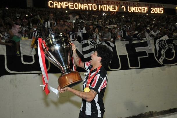 Capito Leonardo Silva ergueu a taa em Varginha e depois time comemorou com a torcida