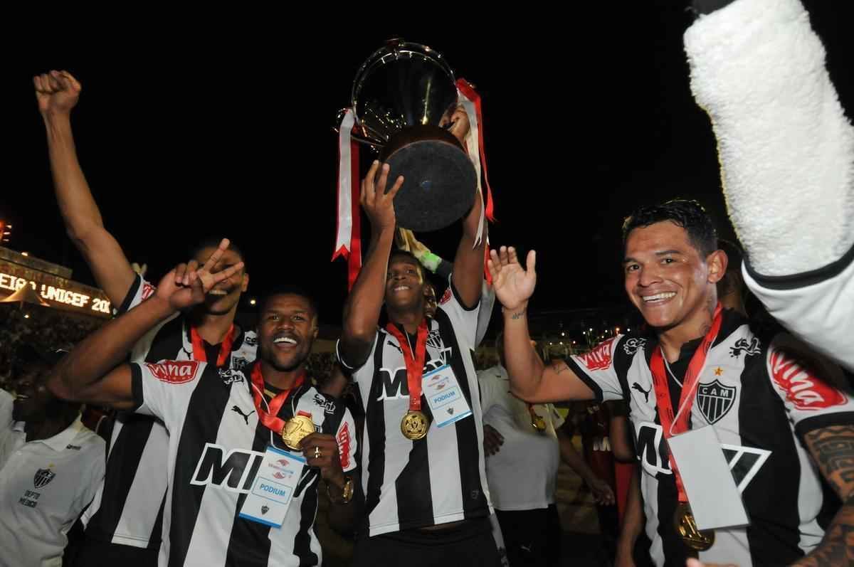 Capito Leonardo Silva ergueu a taa em Varginha e depois time comemorou com a torcida