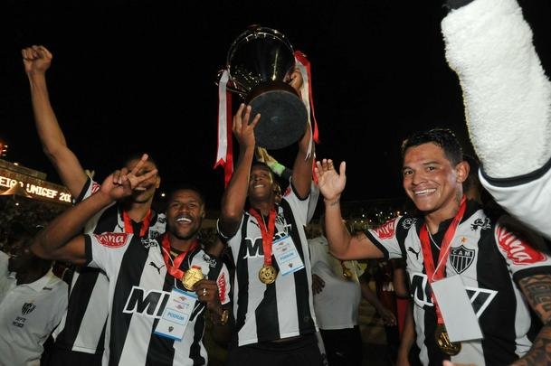 Capito Leonardo Silva ergueu a taa em Varginha e depois time comemorou com a torcida