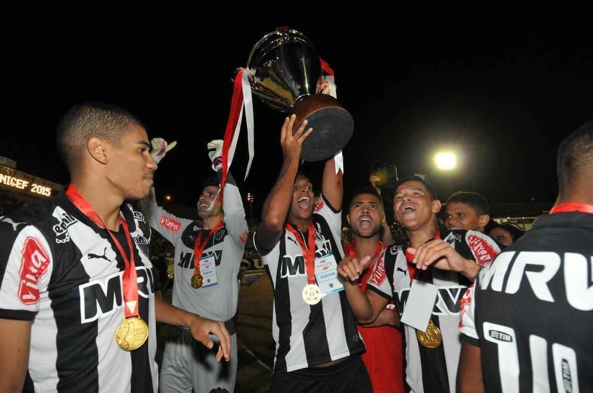 Capito Leonardo Silva ergueu a taa em Varginha e depois time comemorou com a torcida