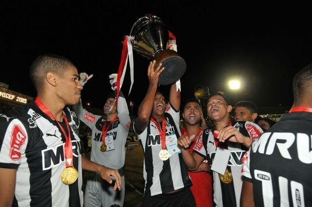 Capito Leonardo Silva ergueu a taa em Varginha e depois time comemorou com a torcida