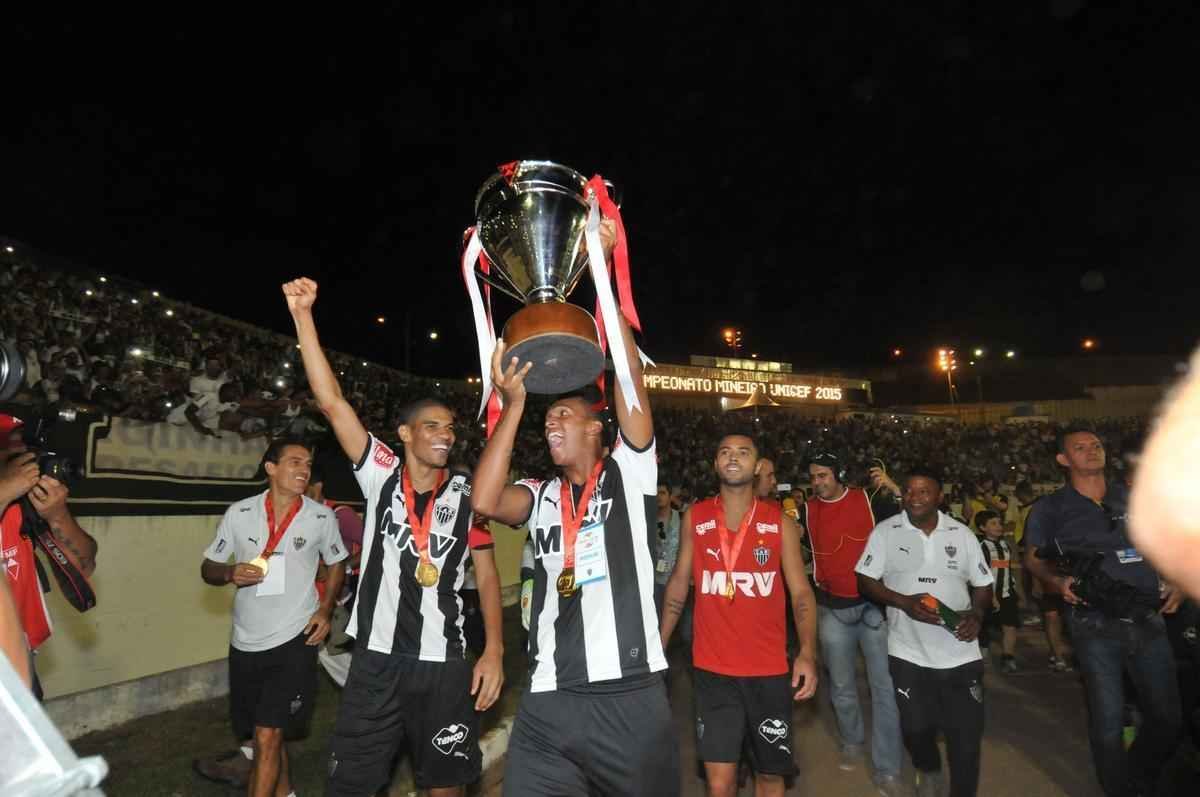 Capito Leonardo Silva ergueu a taa em Varginha e depois time comemorou com a torcida