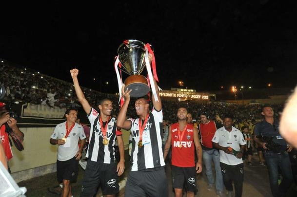 Capito Leonardo Silva ergueu a taa em Varginha e depois time comemorou com a torcida