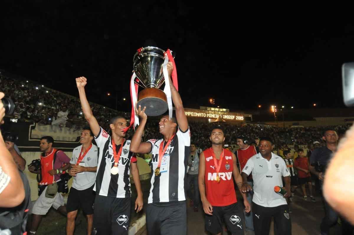 Capito Leonardo Silva ergueu a taa em Varginha e depois time comemorou com a torcida