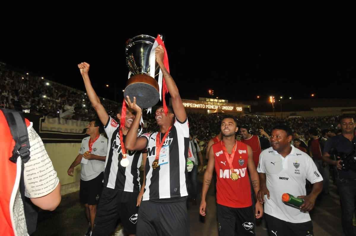 Capito Leonardo Silva ergueu a taa em Varginha e depois time comemorou com a torcida