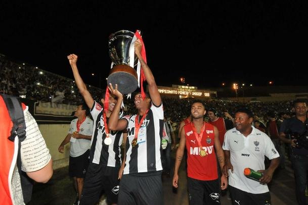 Capito Leonardo Silva ergueu a taa em Varginha e depois time comemorou com a torcida