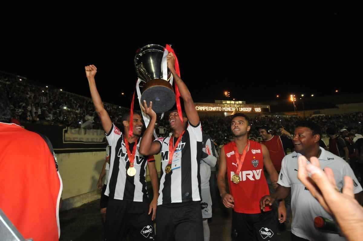 Capito Leonardo Silva ergueu a taa em Varginha e depois time comemorou com a torcida