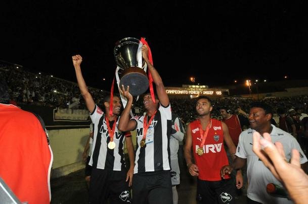 Capito Leonardo Silva ergueu a taa em Varginha e depois time comemorou com a torcida