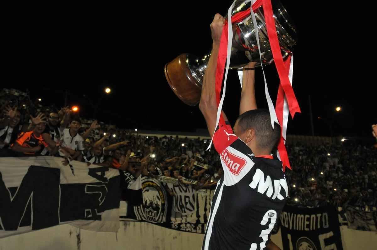 Capito Leonardo Silva ergueu a taa em Varginha e depois time comemorou com a torcida