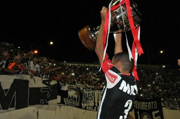 Capito Leonardo Silva ergueu a taa em Varginha e depois time comemorou com a torcida