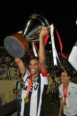 Capito Leonardo Silva ergueu a taa em Varginha e depois time comemorou com a torcida