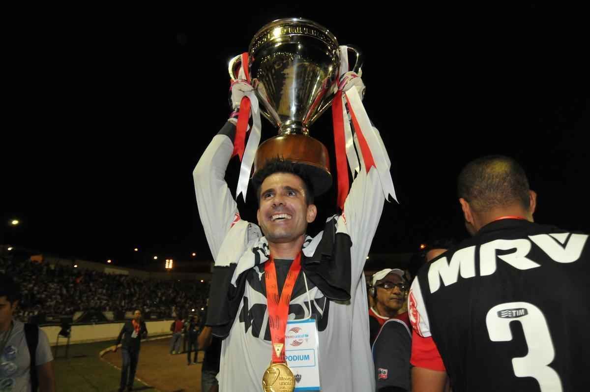 Capito Leonardo Silva ergueu a taa em Varginha e depois time comemorou com a torcida