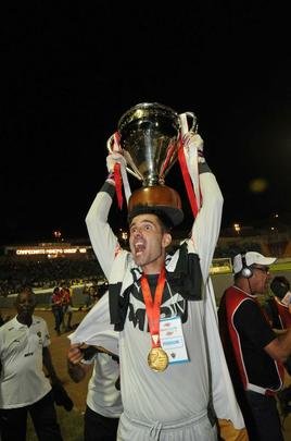 Capito Leonardo Silva ergueu a taa em Varginha e depois time comemorou com a torcida