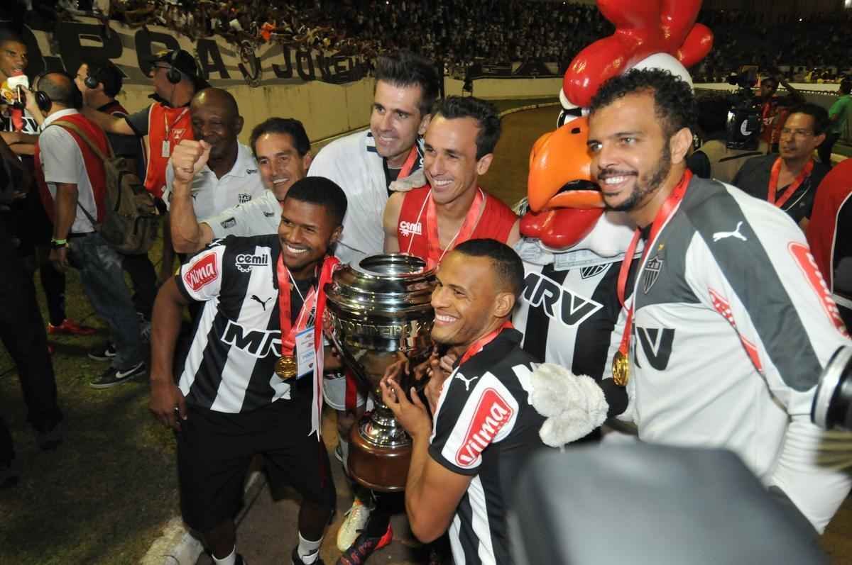 Capito Leonardo Silva ergueu a taa em Varginha e depois time comemorou com a torcida