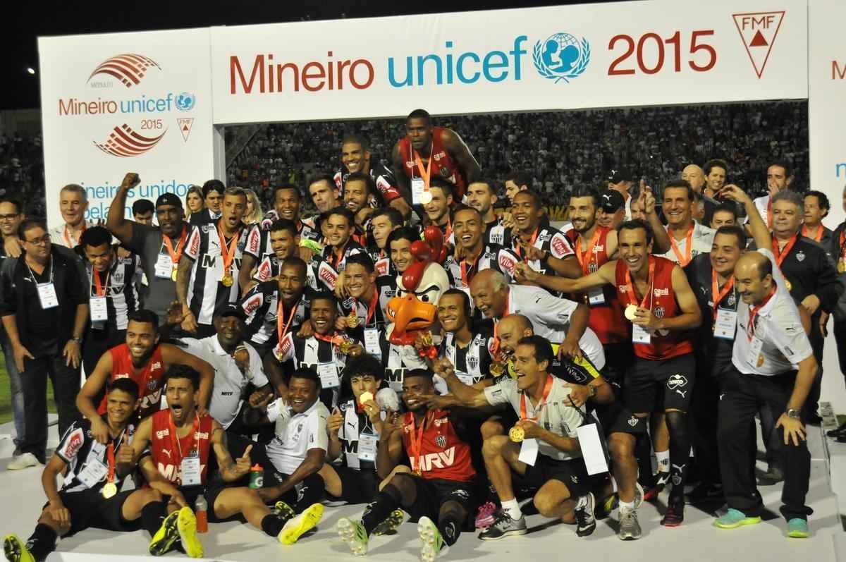 Capito Leonardo Silva ergueu a taa em Varginha e depois time comemorou com a torcida