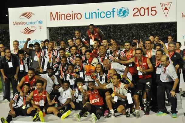 Capito Leonardo Silva ergueu a taa em Varginha e depois time comemorou com a torcida