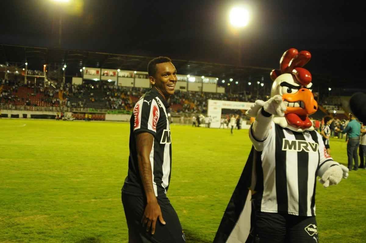 Capito Leonardo Silva ergueu a taa em Varginha e depois time comemorou com a torcida