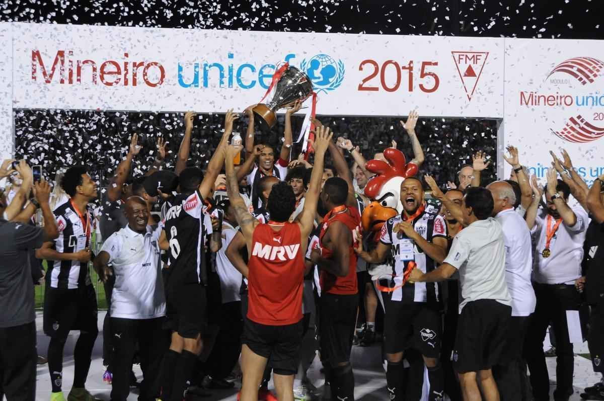 Festa atleticana no Estdio Dilzon Melo, em Varginha