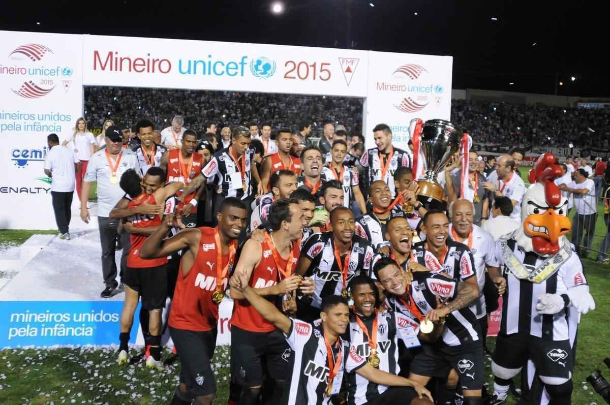 Festa atleticana no Estdio Dilzon Melo, em Varginha