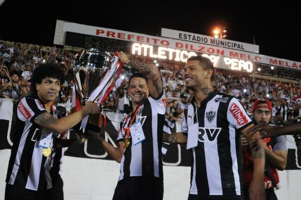 Festa atleticana no Estdio Dilzon Melo, em Varginha