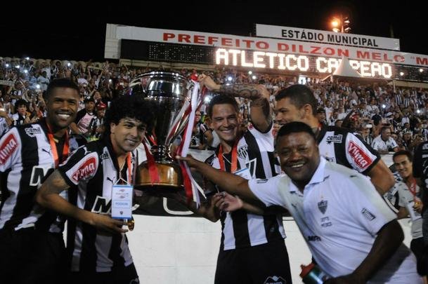 Festa atleticana no Estdio Dilzon Melo, em Varginha