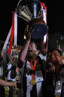 Festa atleticana no Estdio Dilzon Melo, em Varginha