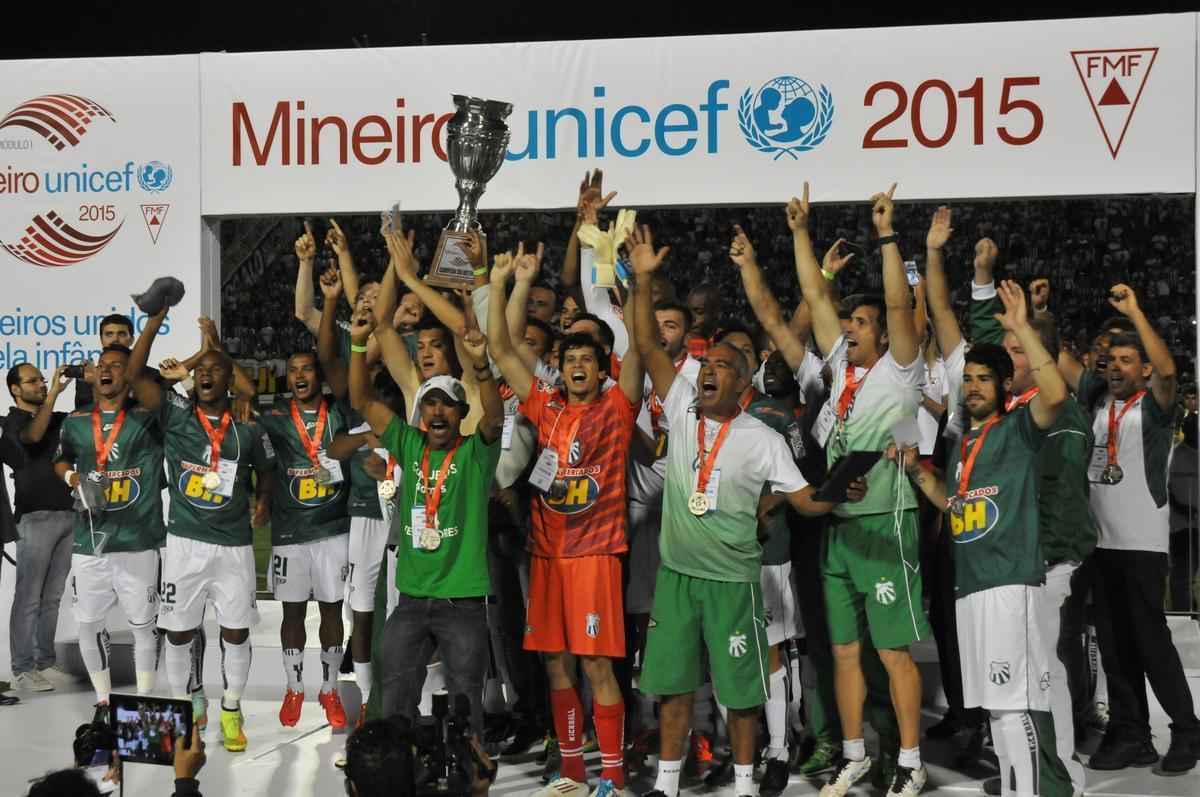 Apesar da perda do Mineiro, jogadores da Caldense comemoraram o vice e o ttulo de campeo do interior